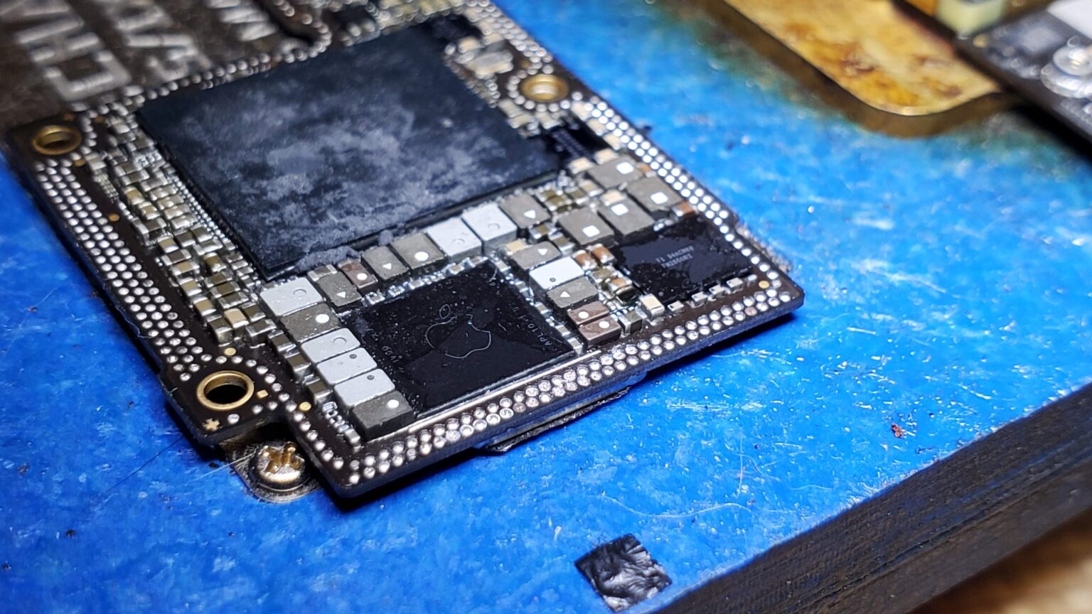 VCC Board Repairs – iPhone Microsoldering & Data Recovery Services